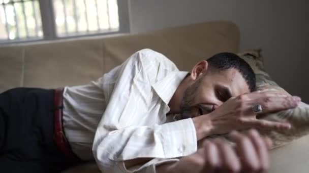 Jovem Deitado Sofá Relaxante Desliquidação Pessoa Após Trabalho — Vídeo de Stock