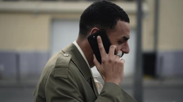 Hombre Árabe Hablando Por Teléfono Afuera Calle Ciudad Hombre Oriente — Vídeos de Stock