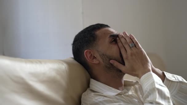 Homem Frustrado Sofrendo Dor Emocional Pessoa Desesperada Close Rosto Casa — Vídeo de Stock