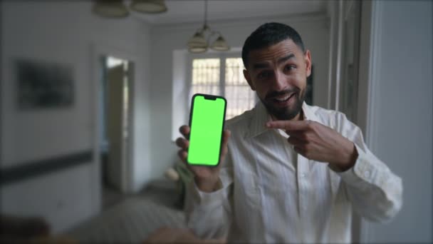 Jeden Šťastný Arab Ukazuje Obrazovku Zařízení Smartphonu Barevnou Zelenou Obrazovkou — Stock video