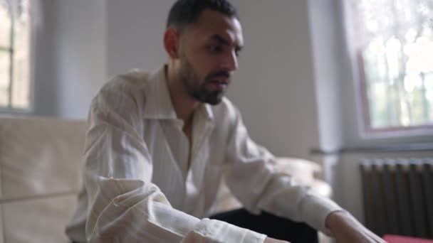Hombre Árabe Concentrado Usando Portátil Sentado Sofá Interior Hombre Oriente — Vídeos de Stock