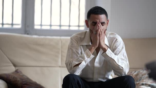 1人の絶望的なアラブの若者はソファに座って自宅で絶望的な感じ 精神的危機に苦しむ者 — ストック動画