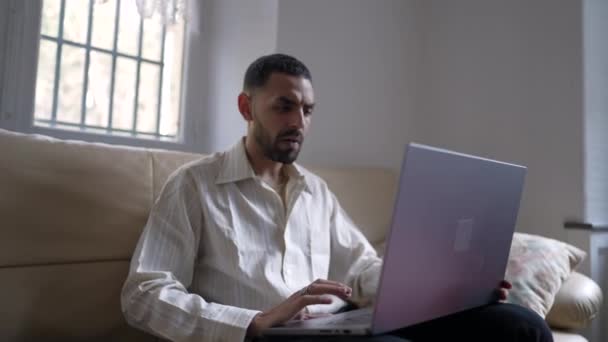 Egy Közel Keleti Fiatalember Laptopot Hoz Ölébe Miközben Otthon Kanapén — Stock videók