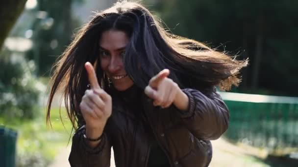 Fiatal Ünnepli Siker Gondtalan Tánc Parkban Sugárzó Boldogság Öröm Révén — Stock videók