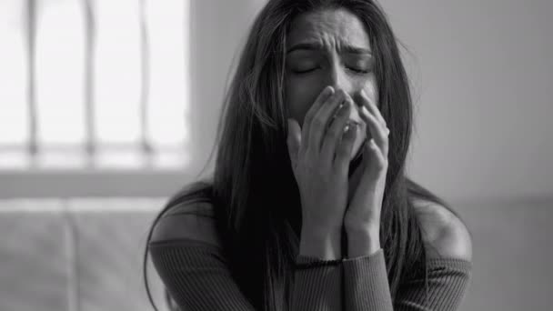 Депрессивная Молодая Женщина Страдает Горя Отчаяния Монохромной Черно Белой — стоковое видео