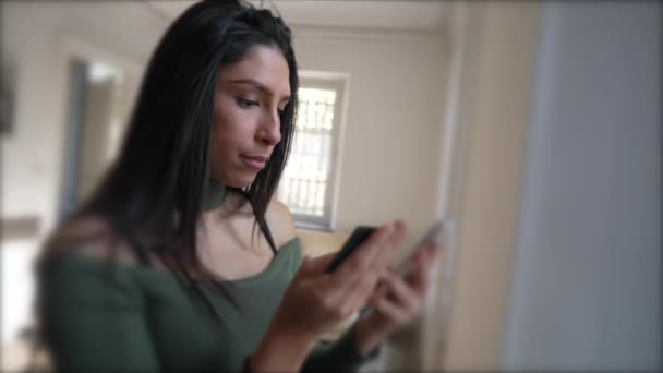 一位在家里用智能手机进行数字购物的成年女性 使用流动设备进行网上购物的年轻女性 — 图库视频影像