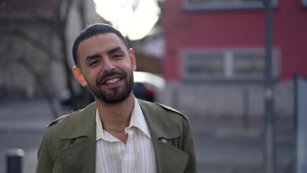 Hombre Árabe Feliz Caminando Hacia Delante Hacia Cámara Seguimiento Disparo — Vídeos de Stock