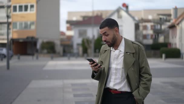 Orta Doğulu Bir Adam Elinde Cep Telefonu Cihazıyla Internetten Içeriği — Stok video