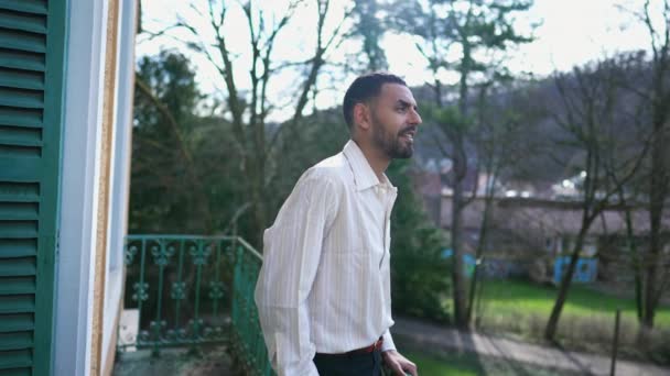 Один Щасливий Чоловік Близького Сходу Стоячи Вдома Балконі Втратив Свою — стокове відео