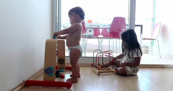 Niños Jugando Con Juguetes Piso Casa Bebé Pequeño Hermana —  Fotos de Stock