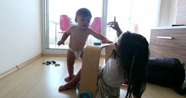 赤ちゃんと妹遊びとともにおもちゃ ホーム — ストック写真