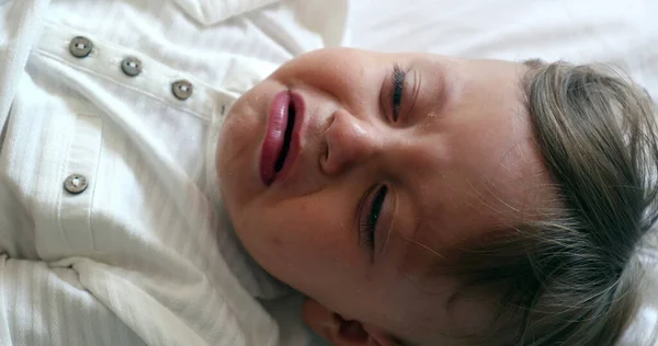 不幸な赤ん坊が泣いている 涙のある幼児の子供は泣く — ストック写真