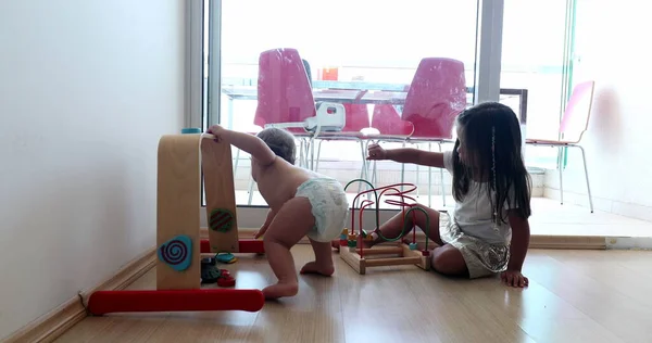Niños Jugando Con Juguetes Piso Casa Bebé Pequeño Hermana —  Fotos de Stock