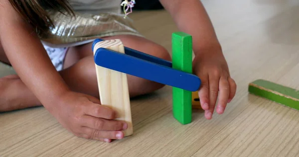 Kleines Mädchen Spielt Hause Mit Holzspielzeug — Stockfoto