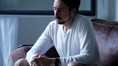 Depresyondan muzdarip kişi utançla kaplı bir yüz. 30 'lu yaşlardaki adam stres ve baskı hissediyor.