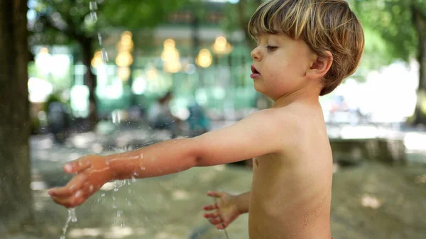 Kinderen Wassen Handen Lichaam Het Openbare Waterpark Fontein Buiten Hete — Stockfoto