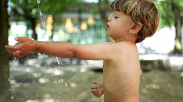 炎炎夏日 孩子们在室外的公共水池里洗手洗身 儿童保暖日点心 生活方式的童年概念 — 图库照片