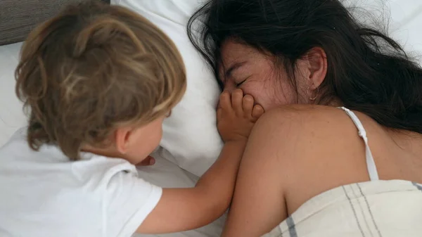 Enfant Réveillant Mère Couchée Dans Son Lit Matin Authentique Vie — Photo