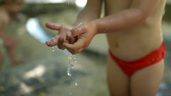 Крупним Планом Маленькі Дитячі Руки Миють Руки Громадському Аквапарку Літній — стокове фото