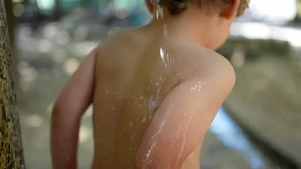 Niño Pequeño Disfrutando Agua Refrescante Fuera Parque Público Durante Día — Foto de Stock