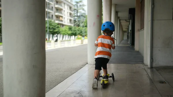 Een Kleine Jongen Rijdt Buiten Stad Met Een Blauwe Helm — Stockfoto