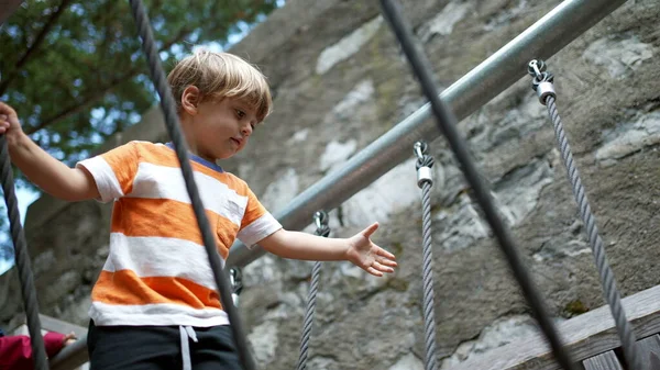 Aktives Kind Balanciert Über Spielplatzbrücke Freien Ein Kleiner Junge Der — Stockfoto