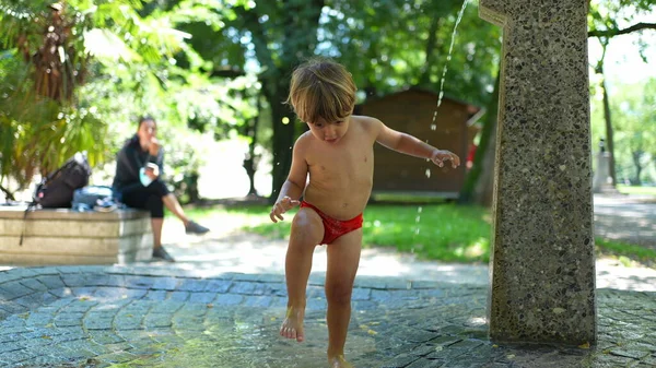 뜨거운 수영복 가방을 밖에서 어린이는 재미있게 옆에서 — 스톡 사진