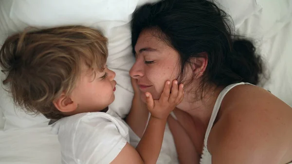 아침에 침대에 엄마와 사이의 귀여운 얼굴을 스러운 가정생활의 과돌봄 — 스톡 사진