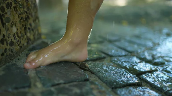 Kinderfüße Waschen Sich Brunnenwasser Während Des Sommertages Barfuß Erfrischendes Wasser — Stockfoto