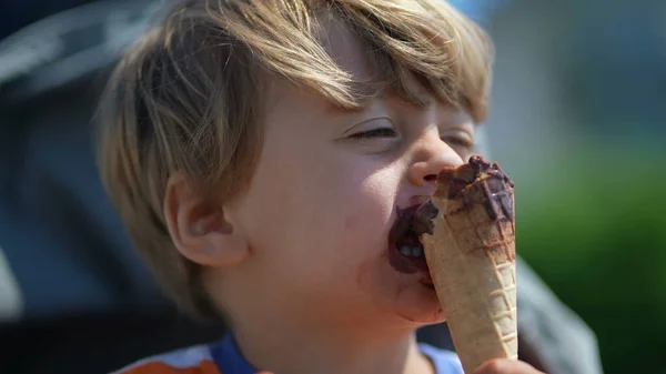 Niño Comiendo Helado Snack Cono Kid Retrato Cara Come Postre —  Fotos de Stock