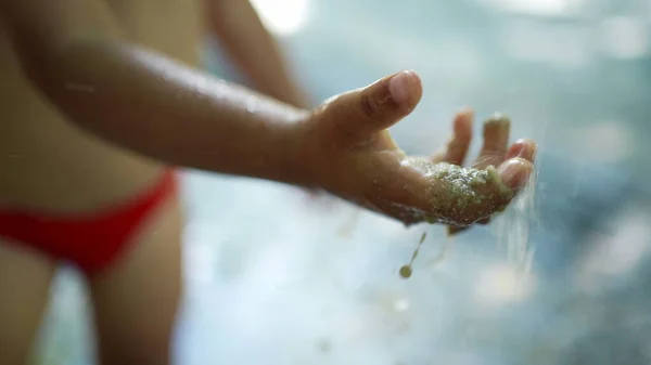 Pequena Criança Lavar Mãos Fora Parque Aquático Público Kid Mão — Fotografia de Stock