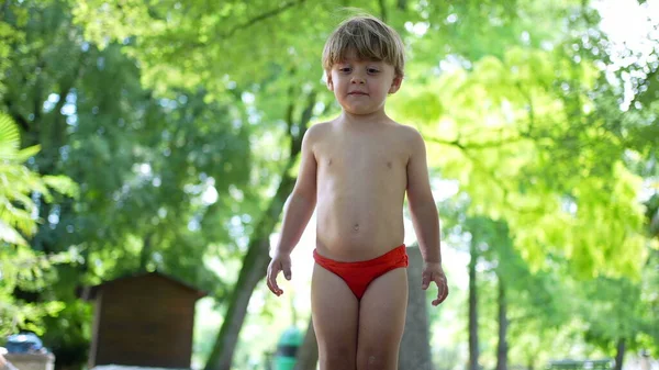 귀엽고 활동적 여름날 어린이 수영복을 맨발로 물웅덩이로 뛰어드는 것이었다 수영장에 — 스톡 사진
