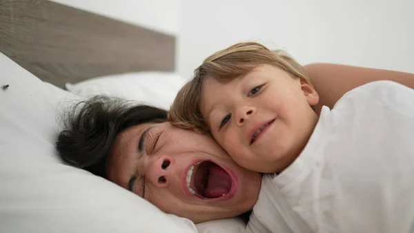 Mãe Bocejando Cama Acordando Manhã Com Filho Conceito Estilo Vida — Fotografia de Stock