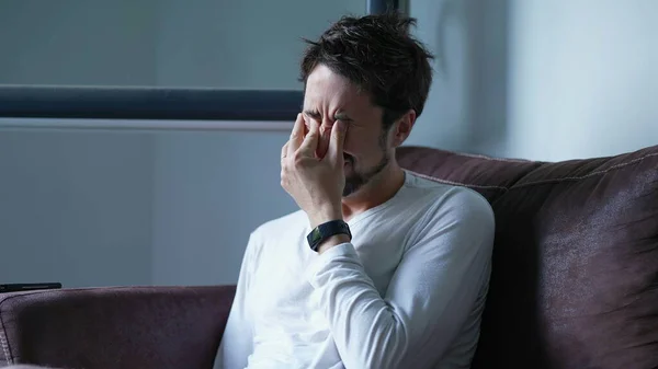 Stresli Bir Adam Yüzünü Gözlerini Ovuşturuyor Evinde Koltukta Oturan Zihinsel — Stok fotoğraf