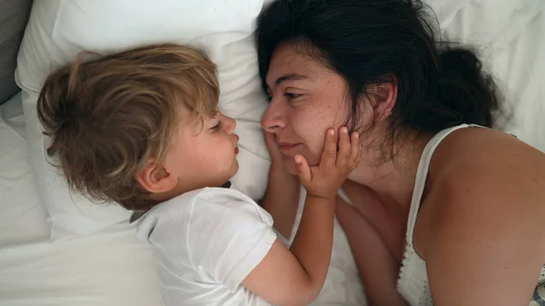 아침에 침대에 엄마와 사이의 귀여운 얼굴을 스러운 가정생활의 과돌봄 — 스톡 사진