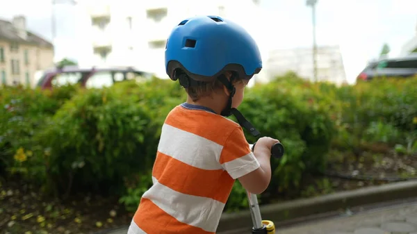 Ein Kleiner Junge Fährt Mit Einem Motorroller Auf Der Straße — Stockfoto