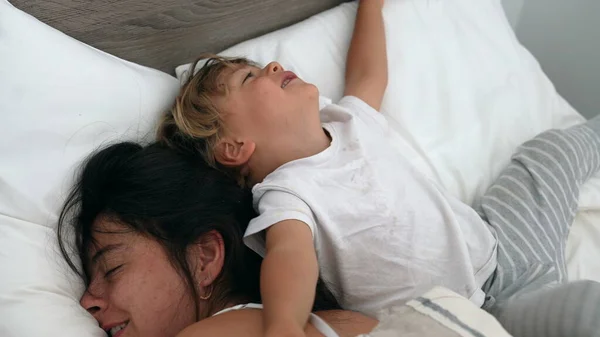 Mały Synek Próbuje Obudzić Mamę Porannym Łóżku Dziecko Budzi Śpiącą — Zdjęcie stockowe