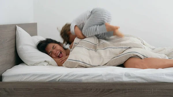 Kind Weckt Mutter Morgenbett Kleiner Junge Springt Auf Mama Auf — Stockfoto