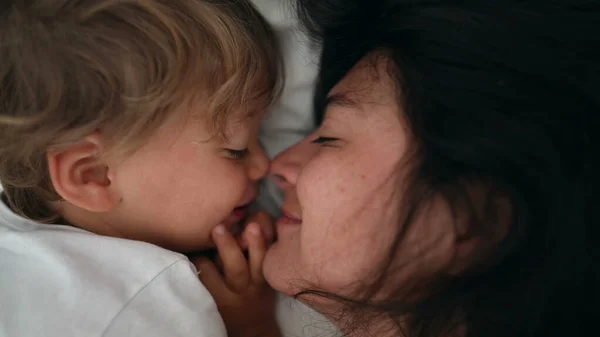 어머니와아 침대에 사랑하고 돌보는 주말에 엄마와 아들에 키스하는 생방송 — 스톡 사진