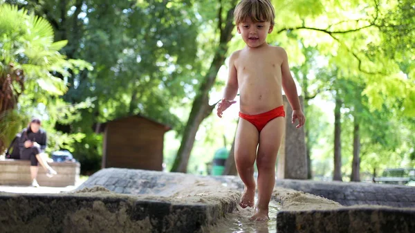 Menino Pequeno Alegre Vestindo Cuecas Banho Vermelhas Pulando Salpicando Água — Fotografia de Stock