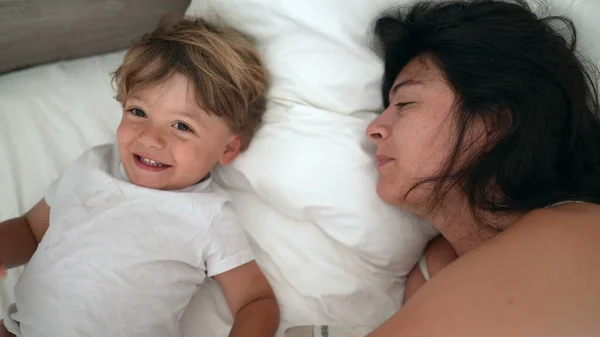 Anne Çocuk Yatakta Sevgi Özen Gösteriyorlar Anne Oğlu Eskimo Nun — Stok fotoğraf