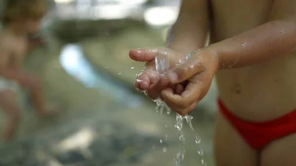 Feche Mãos Crianças Pequenas Lavando Mãos Parque Aquático Público Durante — Fotografia de Stock