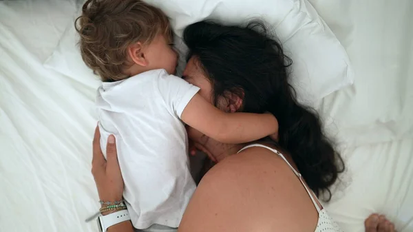 Anne Çocuk Yatakta Birlikte Yatmayı Kucaklıyor Annesi Küçük Oğlunu Kucaklıyor — Stok fotoğraf