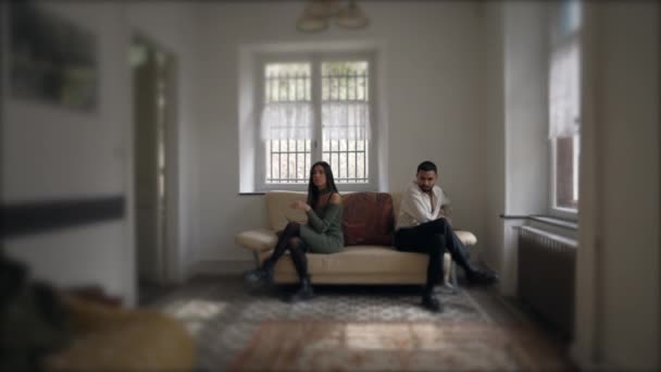 Stille Vervreemding Jonge Paar Relatie Peril Als Communicatie Afbreekt — Stockvideo