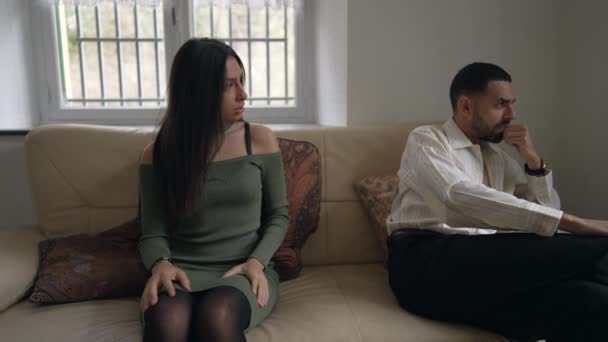 年轻人忽视了恼怒的女朋友 关系困难时的沉默治疗对抗 — 图库视频影像