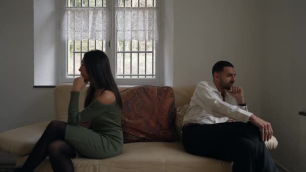 静止時の関係 危機時の緊張と疎外を反映した若い夫婦の沈黙 — ストック動画