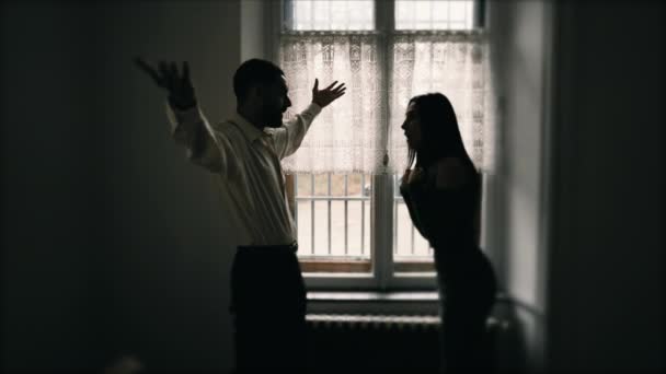 Silhouette Eines Paares Das Sich Bekämpft Streitet Und Einander Anbrüllt — Stockvideo