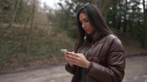 Una Mujer Joven Leyendo Mensaje Dispositivo Teléfono Inteligente Mientras Está — Vídeos de Stock