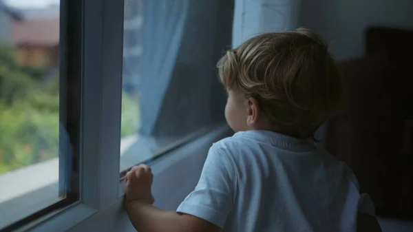 Один Маленький Хлопчик Дивиться Вікно Вдома Дитина Дивиться Зсередини Через — стокове фото