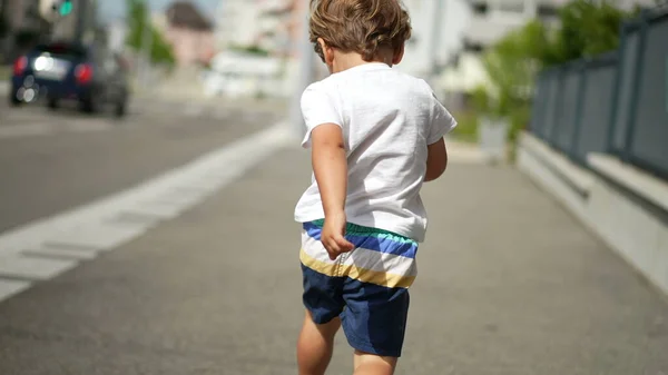 Повернення Щасливої Активної Дитини Біжить Вулиці Міста Під Час Сонячного — стокове фото